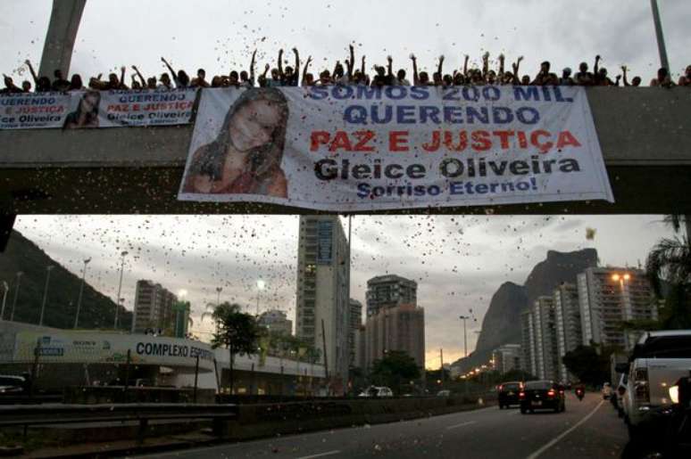 Moradores da Rocinha jogaram pétalas de rosas e estenderam uma faixa em homenagem a Gleice