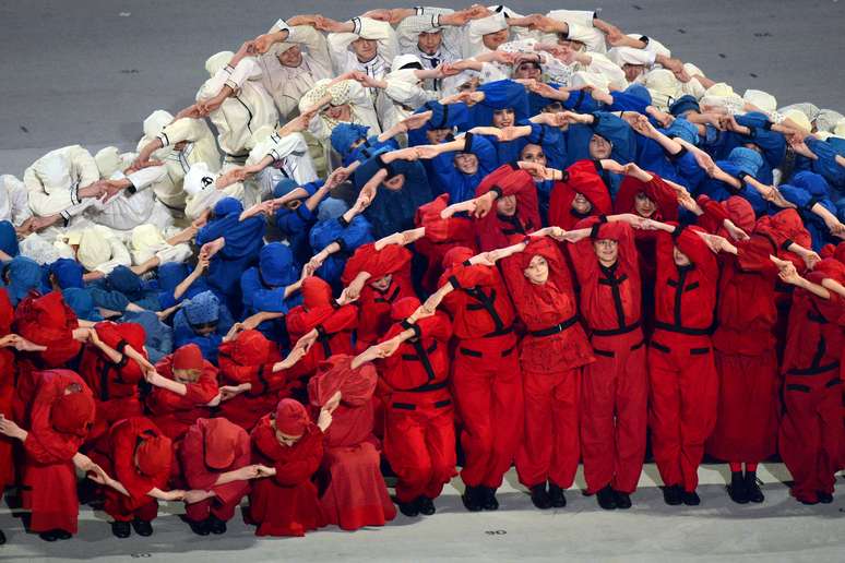 Bailarinos formam a bandeira da Rússia na abertura dos Jogos Paralímpicos de Sochi