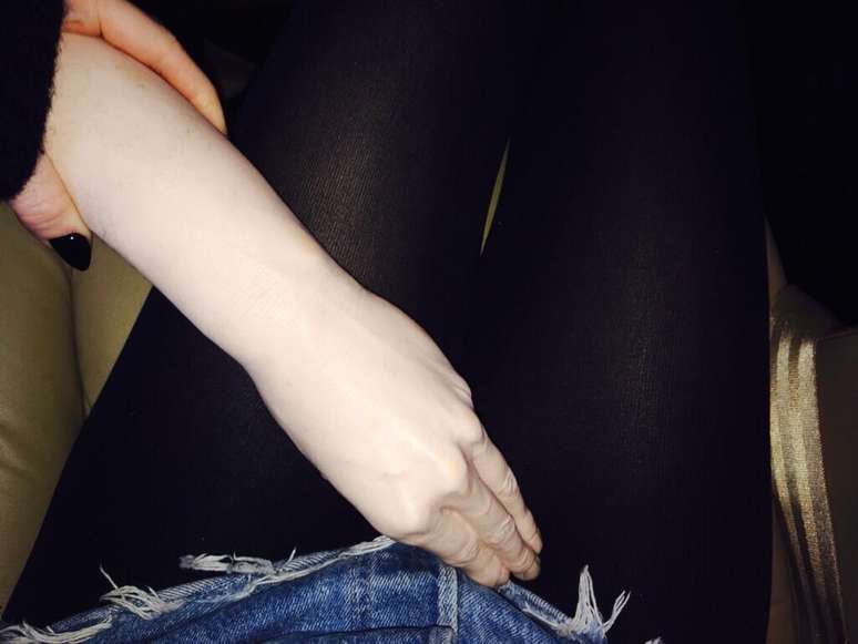 Miley Cyrus e o brinquedo er&oacute;tico M&atilde;o de Adonis