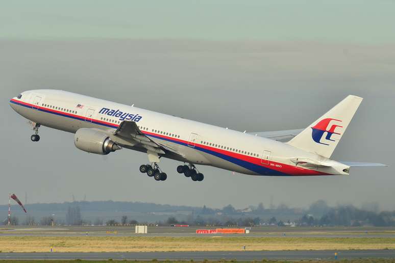 <p>Foto de dezembro de 2011 mostra o Boeing 777 da Malaysia Airlines, que desapareceu das telas de controle de tráfego aéreo nas primeiras horas deste sábado, transportando 239 pessoas</p>