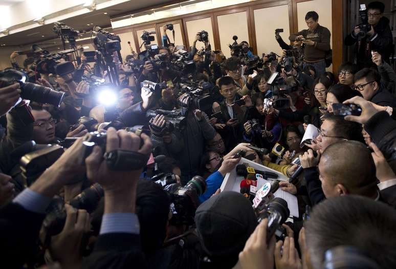 <p><strong>8 de março - </strong>Porta-voz da Malaysia Airlines, a direita, fala com a imprensa em hotel em Beijing, China</p>