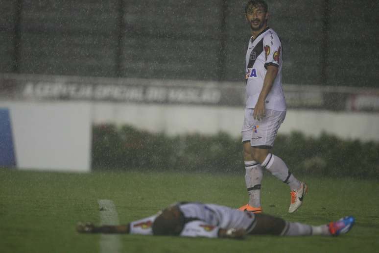 Douglas lamenta gol sofrido pelo Vasco contra o Bonsucesso