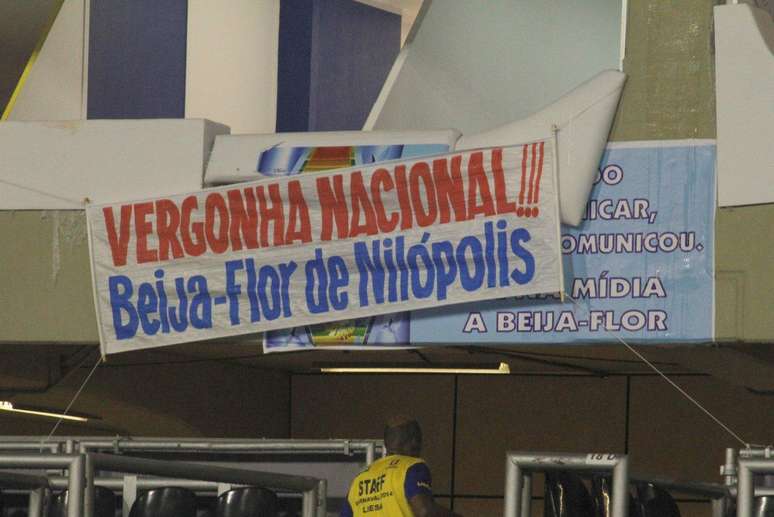 A Beija-Flor de Nilópolis protestou contra o resultados da apuração do Carnaval do Rio de Janeiro, neste sábado (8), durante o desfile das campeãs, na Sapucaí