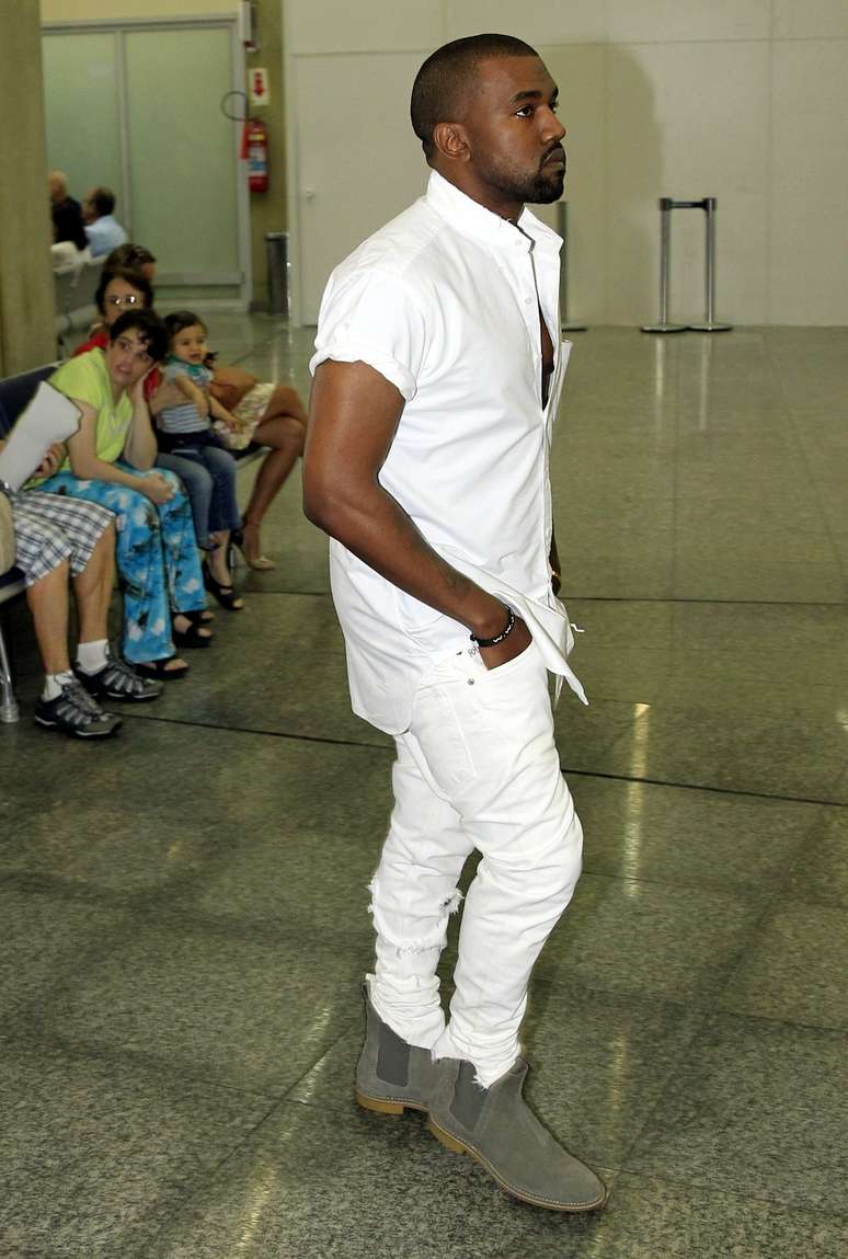Na manhã deste sábado (8), Kanye West desembarcouno Rio de Janeiro para assistir aos desfiles das escolas de samba campeãs do Carnaval carioca. Assim como o ex-jogador de futebol David Beckham, o rapper chegou à cidade sem a companhia da noiva, Kim Kardashian