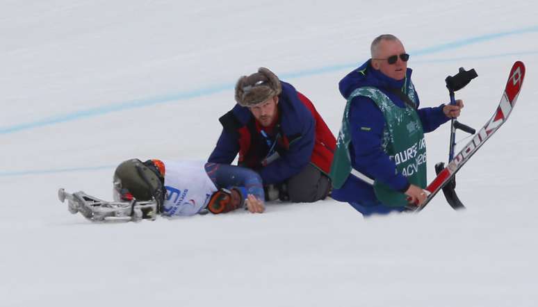 O esquiador americano Tyle Walter sofreu grave acidente na neve de Sochi, neste sábado, nos Jogos Paralímpicos de Inverno. Walter capotou diversas vezes e foi resgatado por um helicóptero no Rosa Khutor Alpine Centre