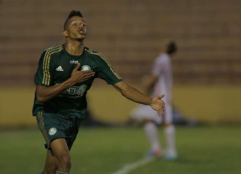 Willian Matheus saiu jogando na lateral esquerda e marcou o primeiro gol