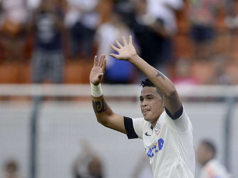 Luciano comemora primeiro gol no clássico, contra de Antônio Carlos