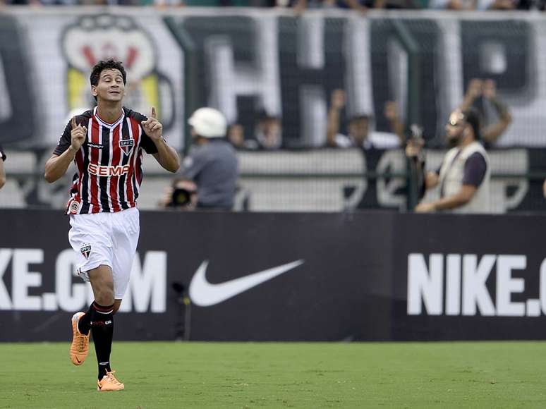 PH Ganso celebra o belo gol marcado no Pacaembu