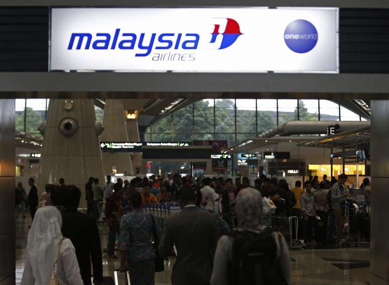 <p>Passageiros fazem fila na loja da Malaysia Airlines, no aeroporto internacional de Kuala Lumpur, em Sepang, neste domingo, 9 de março</p>