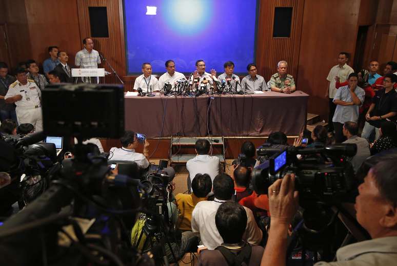 Ministro dos Transportes da Malásia, Hishamudin Husein, ao centro, participou de coletiva de imprensa em um hotel perto do aeroporto internacional de Kuala Lumpur, neste domingo, 9 de março