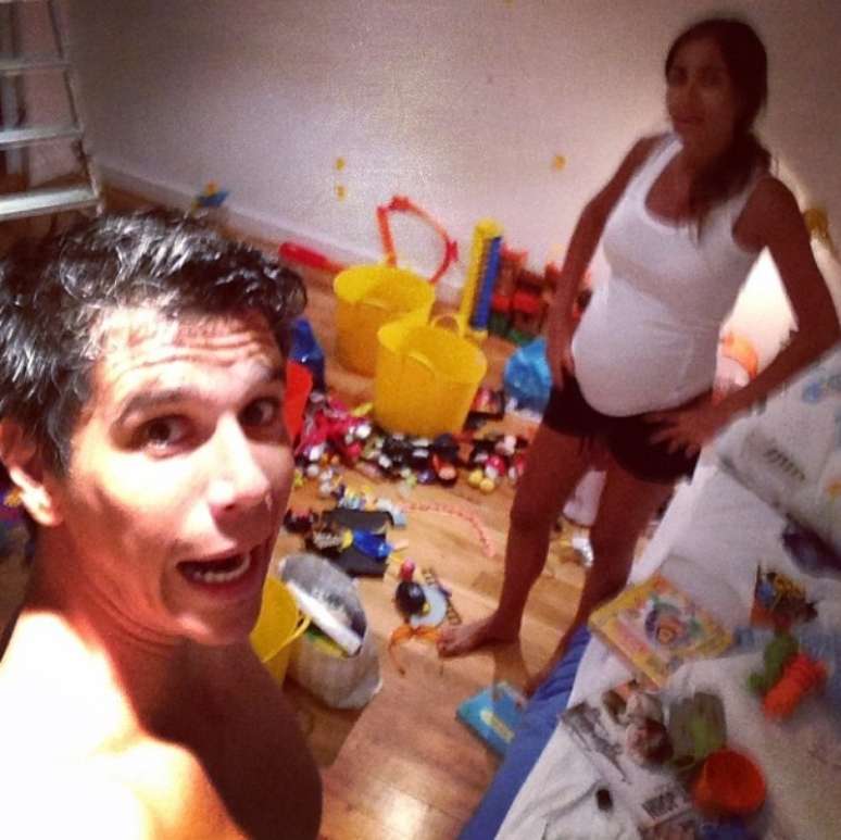 Ontem Márcio postou foto em meio à bagunça no quarto do bebê