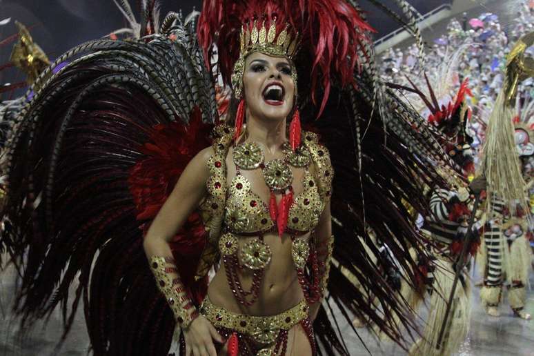 <p>O desfile da Grande Rio, na noite das Campeãs, na Marquês de Sapucaí, atraiu muitos famosos. Na foto, Paloma Bernardi</p>