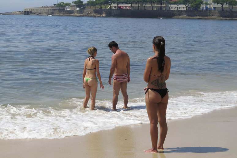 <b>9 de março -</b> Cariocas aproveitam domingo ensolarado na praia de Copacabana, na zona sul