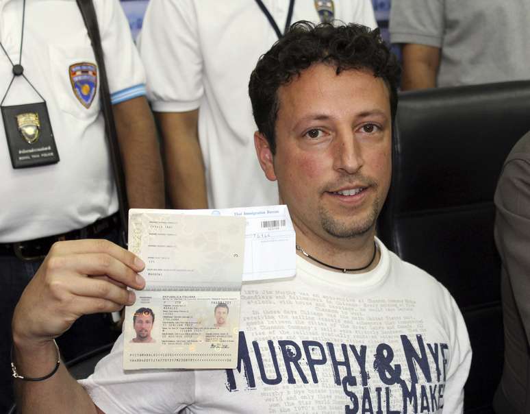 Luigi Maraldi, cujo passaporte roubado foi usado por passageiro do voo da Malaysia Airlines, esteve na delegacia neste domingo, 9 de março