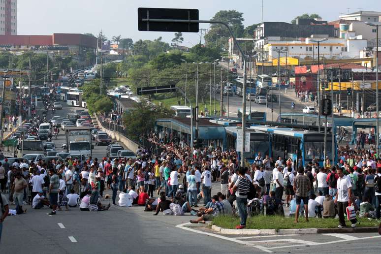 <p>Manifestantes do Movimento dos Trabalhadores Sem-Teto (MTST) interrompem tr&acirc;nsito nos dois sentidos da avenida Dona Belmira Marin, no Graja&uacute;, zona sul de S&atilde;o Paulo, na&nbsp;manh&atilde; desta segunda-feira</p>