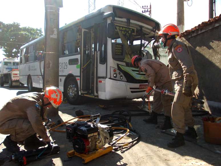 <p>Primeiras hip&oacute;teses do acidente indicam que o motorista perdeu o controle do ve&iacute;culo em Madureira, no Rio</p>