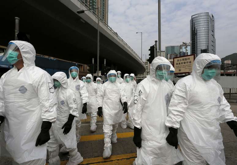 <p>Profissionais de sa&uacute;de com equipamentos de prote&ccedil;&atilde;o em um procedimento de abate de milhares de aves para evitar propaga&ccedil;&atilde;o da gripe avi&aacute;ria,&nbsp;em Hong Kong, China, em 28 de janeiro</p>