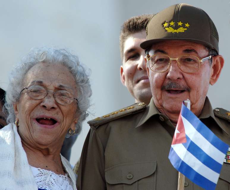Foto de dezembro de 2006 mostra Melba Hernández ao lado do presidente cubano Raúl Castro, durante um desfile na Praça da Revolução de Havana, Cuba