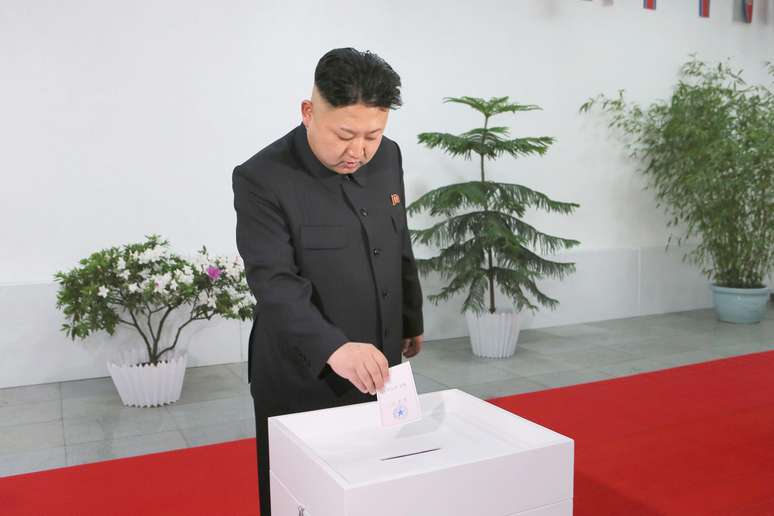 Kim Jong-un vota em pleito que o elegeu como membro do parlamente norte-coreano por unanimidade