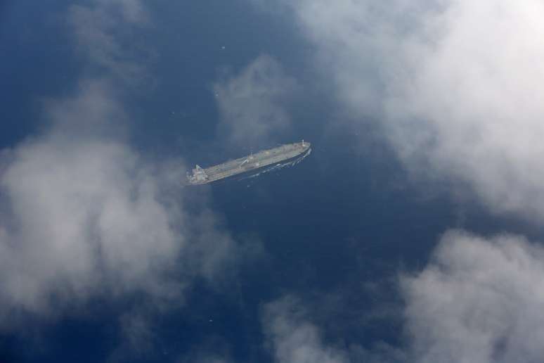 Fotografia de avião vietnamita mostra embarcação no Mar da China Meridional em busca do avião desaparecido