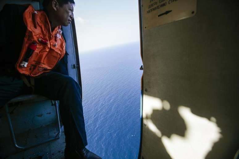 Um militar olha para fora de um helicóptero durante uma missão de busca e resgate saindo da ilha vietnamita de Tho Chu. O desaparecimento de um avião comercial da Malásia é "um mistério sem precedentes", disse o chefe da aviação civil do país nesta segunda-feira, enquanto uma gigantesca operação de buscas aéreas e marítimas entra no terceiro dia, sem sinais da aeronave que levava 239 pessoas. 10/03/2014