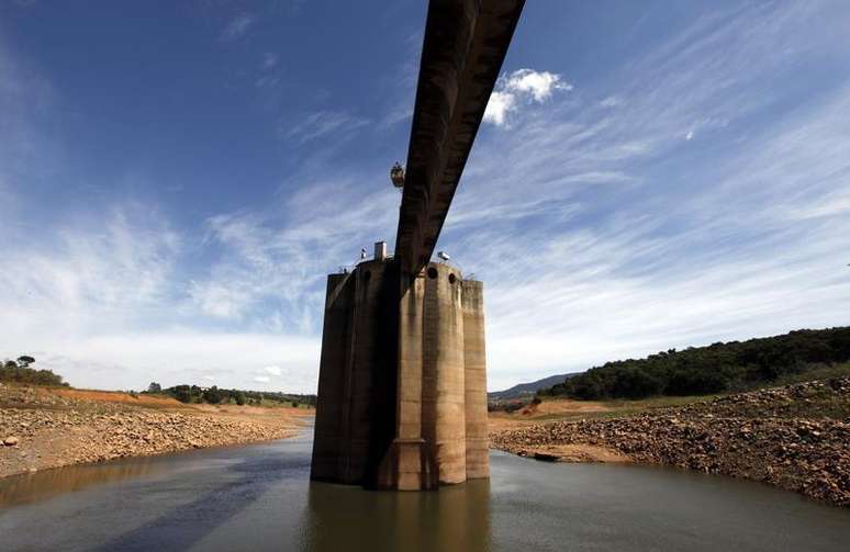 Vista do coletor de água do sistema Cantareira na represa de Jaguari, em Joanópolis (21.04.2014)