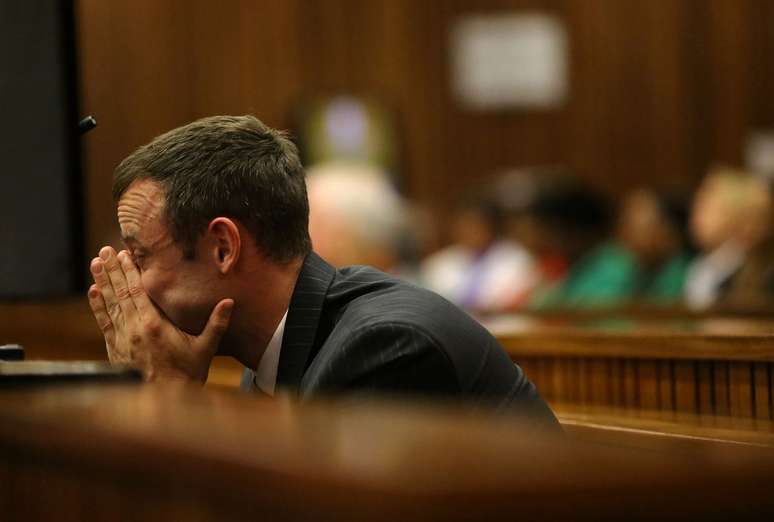 Oscar Pistorius vomitou nesta segunda-feira em plena audiência, no tribunal que o julga por assassinato, ao ouvir a descrição do legista sobre a autópsia de sua namorada, a modelo Reeva Steenkamp