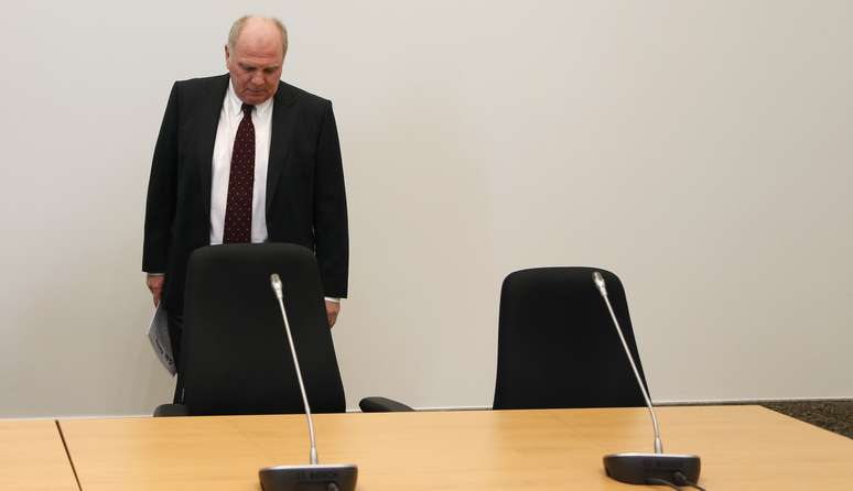 Presidente do Bayern de Munique, Uli Hoeness, chega a julgamento na corte de Munique