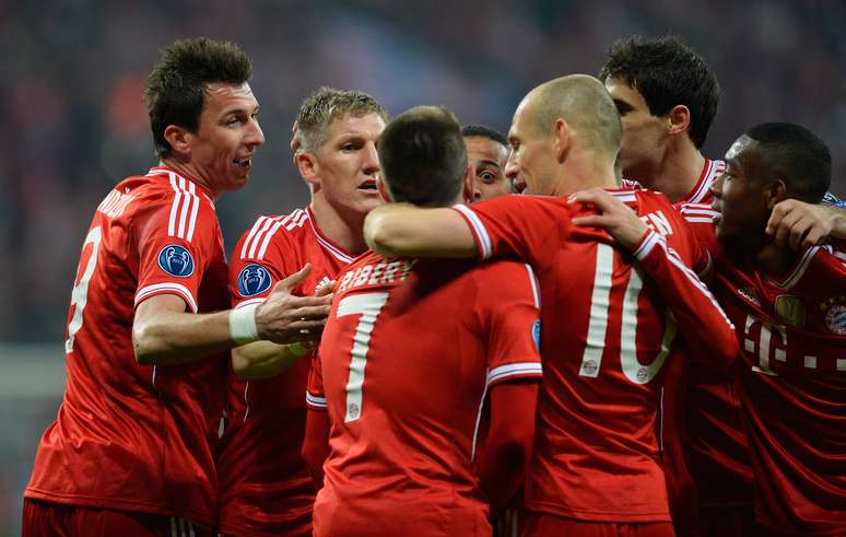 Bayern de Munique comemora gol contra Arsenal e classificação para as quartas da Liga dos Campeões