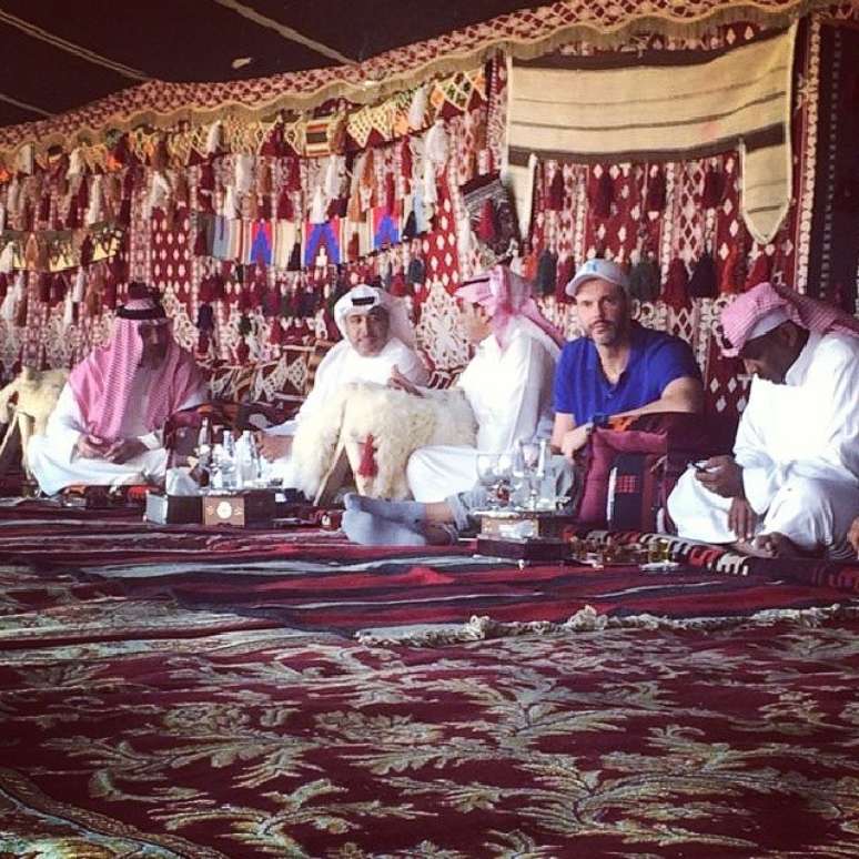 Carlos Schwanke descansa em tenda &aacute;rabe