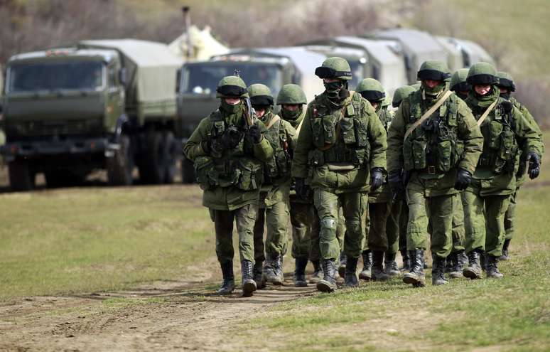 10 de março - Militares russos mancham em área de fronteira com uma base militar ucraniana em Perevalnoye, nesta segunda-feira