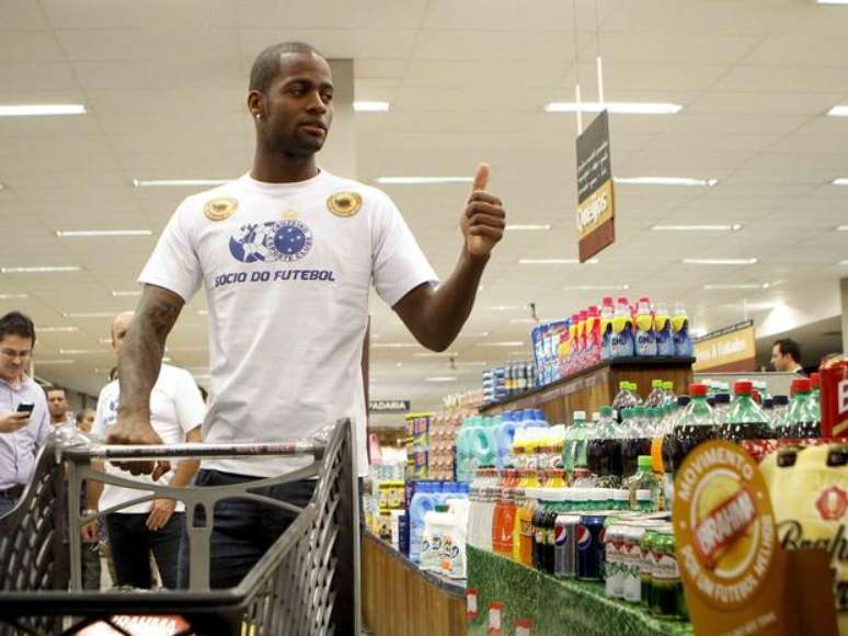 Para tentar incentivar ades&otilde;es, Ded&eacute; foi apresentado pelo Cruzeiro em um supermercado de BH. Ideia do MFM &eacute; de que, com mais receitas de s&oacute;cios, clubes poder&atilde;o comprar grandes jogadores como o zagueiro