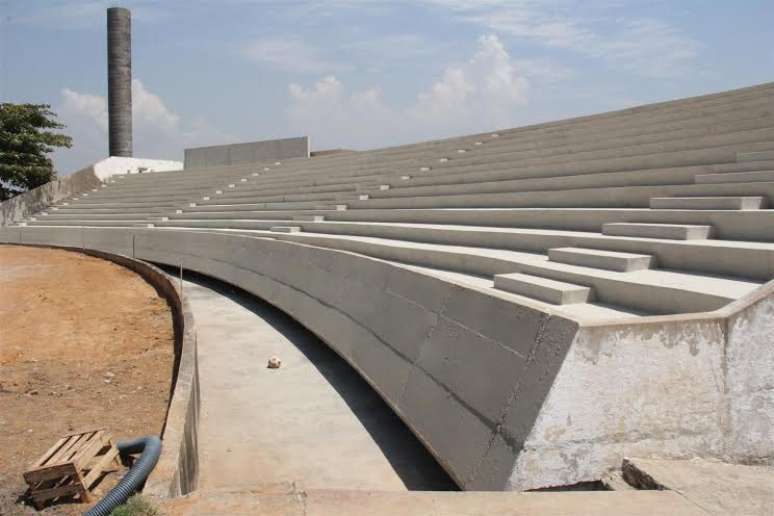 <p>Estádio no Guarujá que receberá a Bósnia ainda está em obras</p>