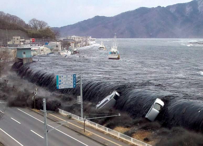 Foto tirada em março de 2011 em Miyako, Japão, alguns dias depois do terremoto de magnitude de 9, seguido do tsunami que inundou cidades inteiras e mudou o eixo da Terra, destruindo tudo na costa nordeste do Japão