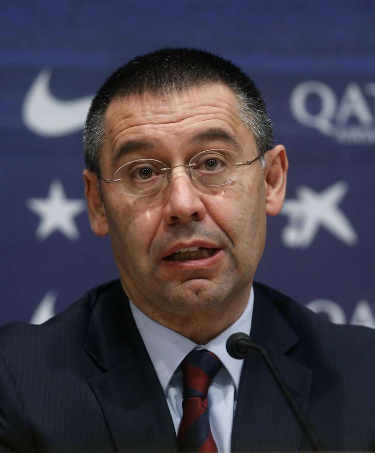 <p>Barcelona, do presidente Josep Maria Bartomeu, não poderá contratar jogadores por duas janelas de transferências</p>