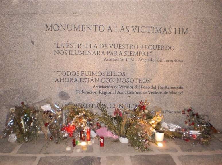 Flores e velas colocadas em monumento &agrave;s v&iacute;timas do 11 de mar&ccedil;o de 2004, na esta&ccedil;&atilde;o de Atocha, em Madri