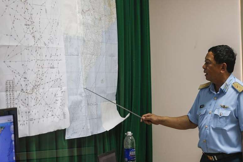 O vice-comandante da Força Aérea vietnamita, Do Minh Tuan, indica pontos em um mapa durante uma coletiva de imprensa, após uma missão para encontrar o voo MH370 da Malaysia Airlines que desapareceu. Militares da Malásia acreditam que o avião que desapareceu há quase quatro dias com 329 pessoas a bordo voou por mais de uma hora após desaparecer das telas do controle de tráfego aéreo, alterando sua rota e viajando para oeste, sobre o Estreito de Malaca, segundo uma fonte militar graduada. 11/03/2014