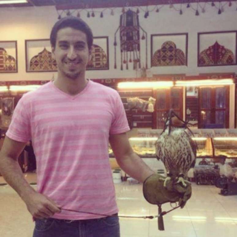 Matheus Veloso posa para foto com ave de rapina