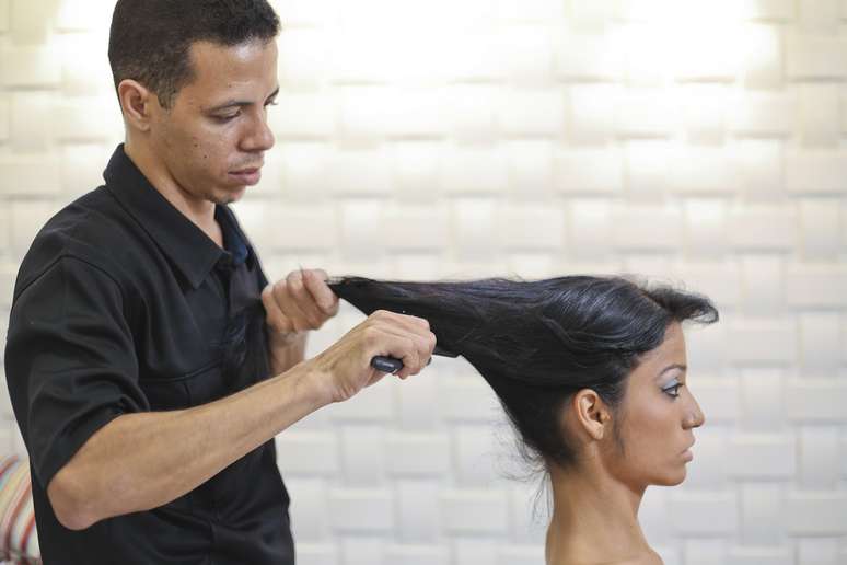 <p>Escove todo o cabelo bem puxado para tr&aacute;s</p>