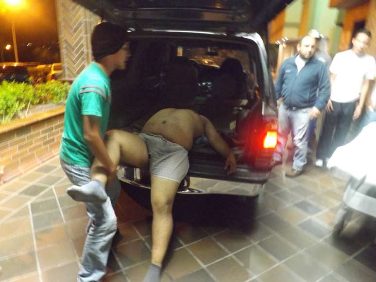 O estudante universitário Daniel Tinoco, de 24 anos, é retirado de um veículo ao chegar ao hospital, depois de ter levado um tiro na testa por homens armados não identificados em uma moto, durante protesto em San Cristobal, Tachira, Venezuela, em 10 de março