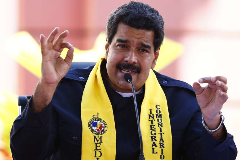 Presidente Nicolás Maduro discursa para agentes de saúde durante cerimônia de graduação de médicos no Palácio Miraflores, em Caracas, em 10 de março