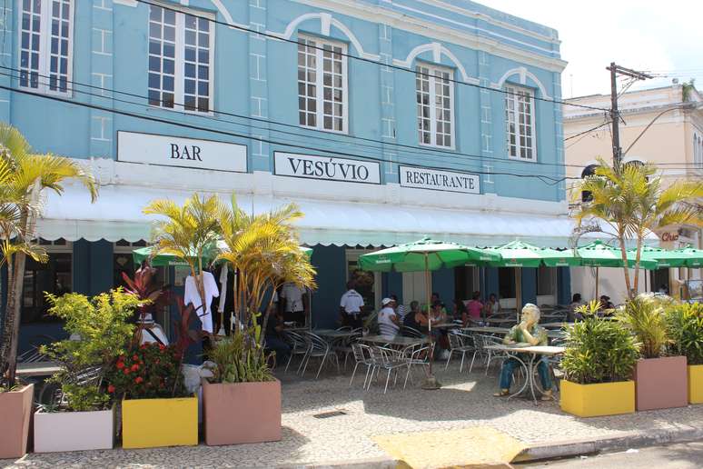 <p>O bar e restaurante Vesúvio, construído na década de 20 do século passado e presente no romance Gabriela Cravo e Canela, é uma boa pedida para comes e bebes</p>