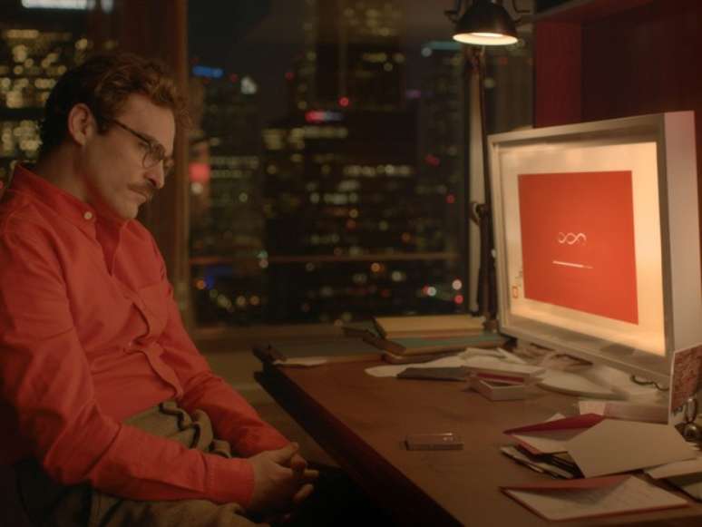 <p>Joaquin Phoenix interpreta Theodore Twonbly, um solitário escritor que 'namora' um sistema operacional</p>