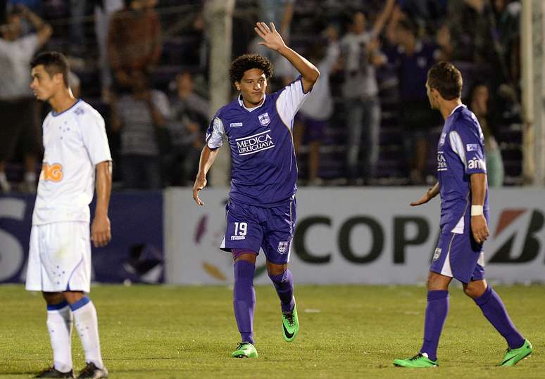 Brasileiro Felipe Gedoz fez o primeiro gol dos uruguaios em uma cobrança de falta no ângulo de Fábio