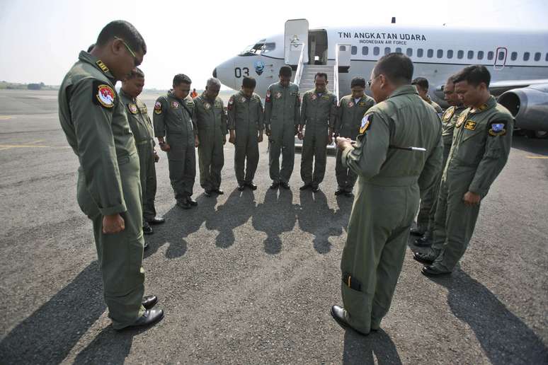 Força Aérea da Indonésia faz oração antes de iniciar operação de busca pelo avião da Malaysia Airlines, desaparecido desde sábado