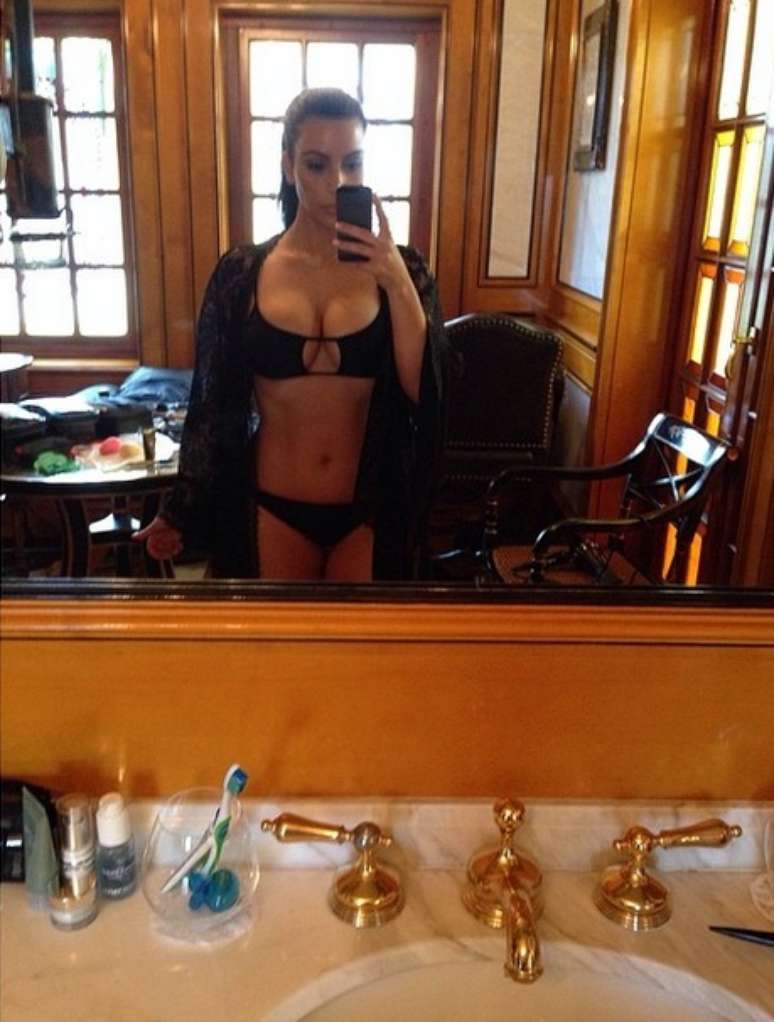Kim Kardashian exibe corpão em foto postada no Instagram