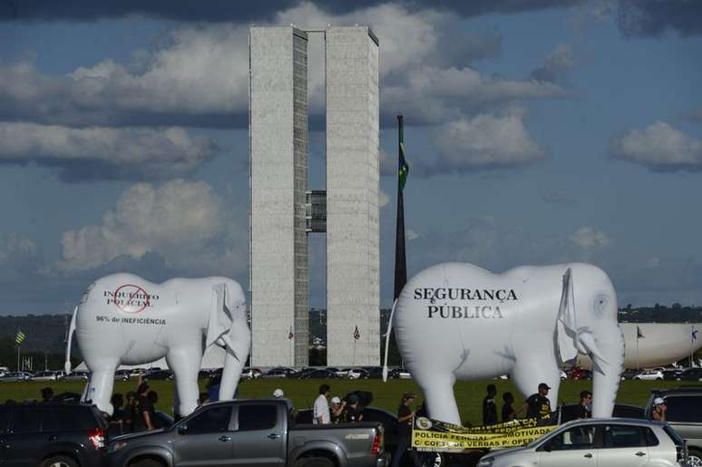 <p>Centenas de profissionais reclamaram que est&atilde;o sofrendo "boicote" e arrocho salarial&nbsp;</p>