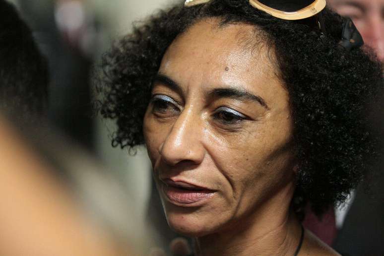 A mulher de Amarildo, Elizabeth Gomes da Silva, chega para a audiência de instrução