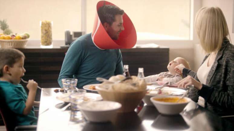 Coca-Cola divulga vídeo para relembrar pessoas de aproveitarem a vida real e sugere novo produto: social media guard