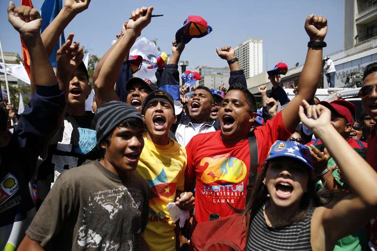Venezuelanos marcham no oeste de Caracas em apoio ao presidente Nicolás Maduro